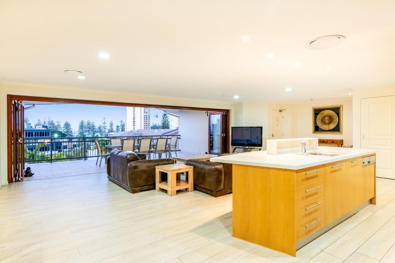The Village Holiday Apartments At Burleigh Heads Гоулд Коуст Екстериор снимка