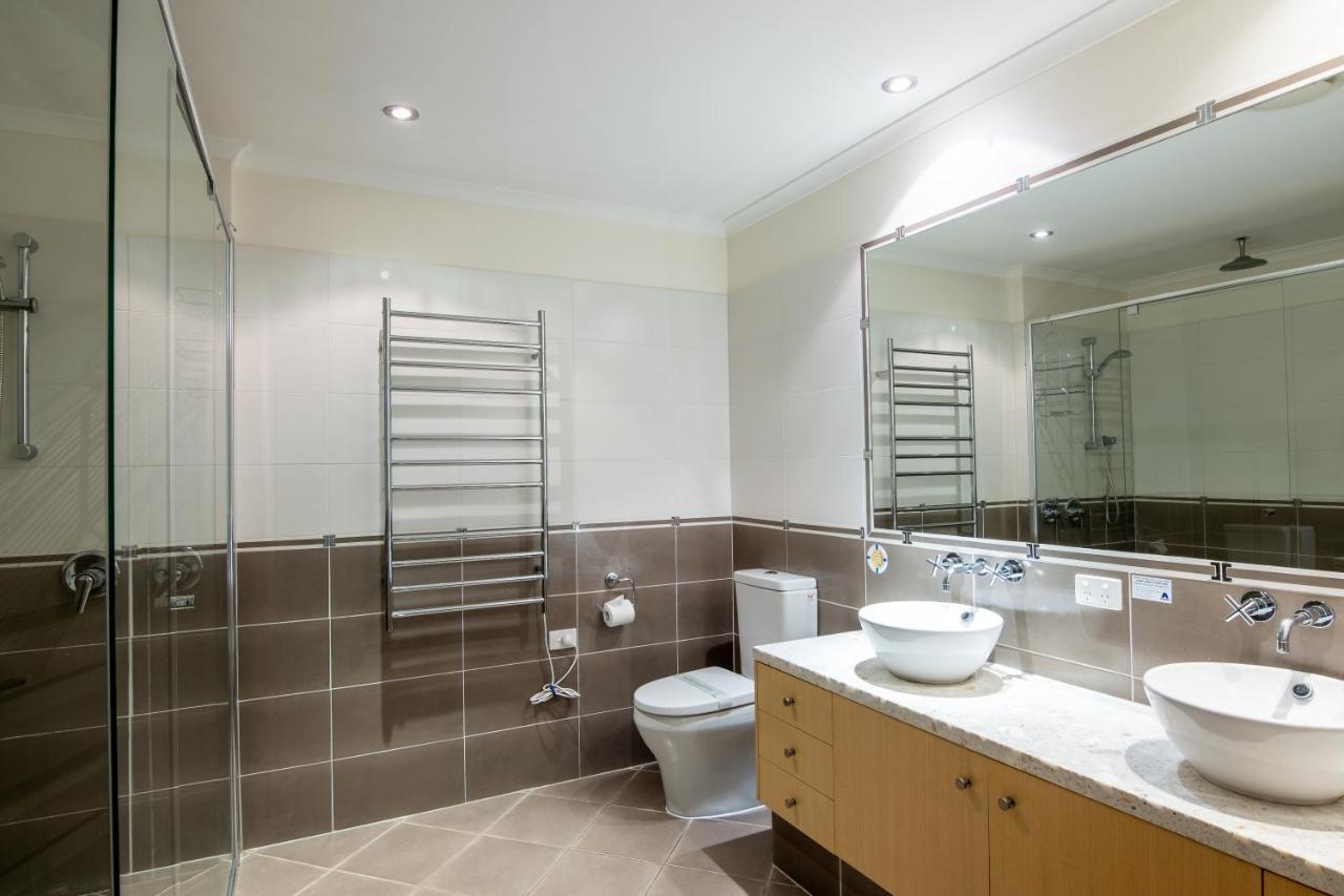 The Village Holiday Apartments At Burleigh Heads Гоулд Коуст Екстериор снимка