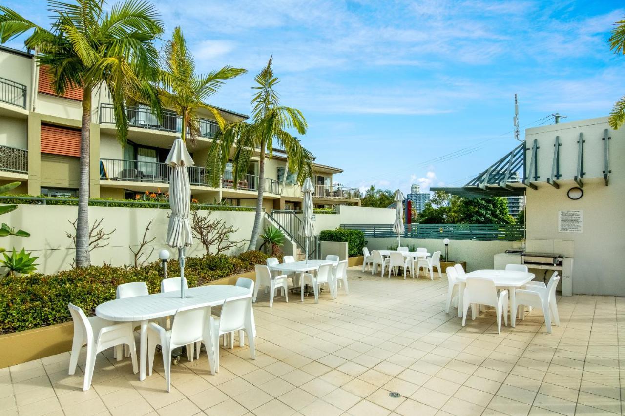 The Village Holiday Apartments At Burleigh Heads Гоулд Коуст Екстериор снимка