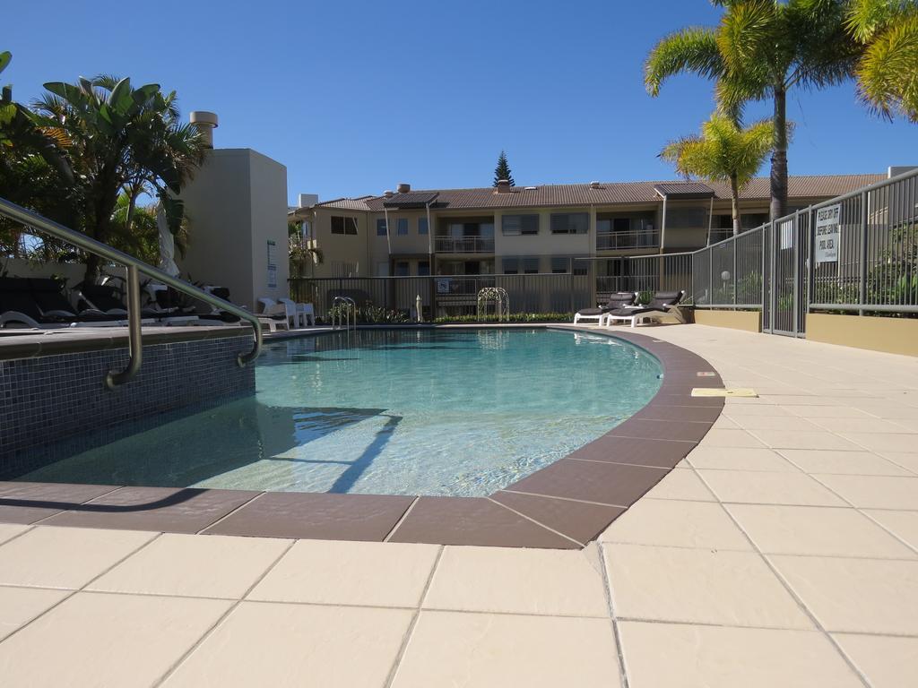 The Village Holiday Apartments At Burleigh Heads Гоулд Коуст Екстериор снимка