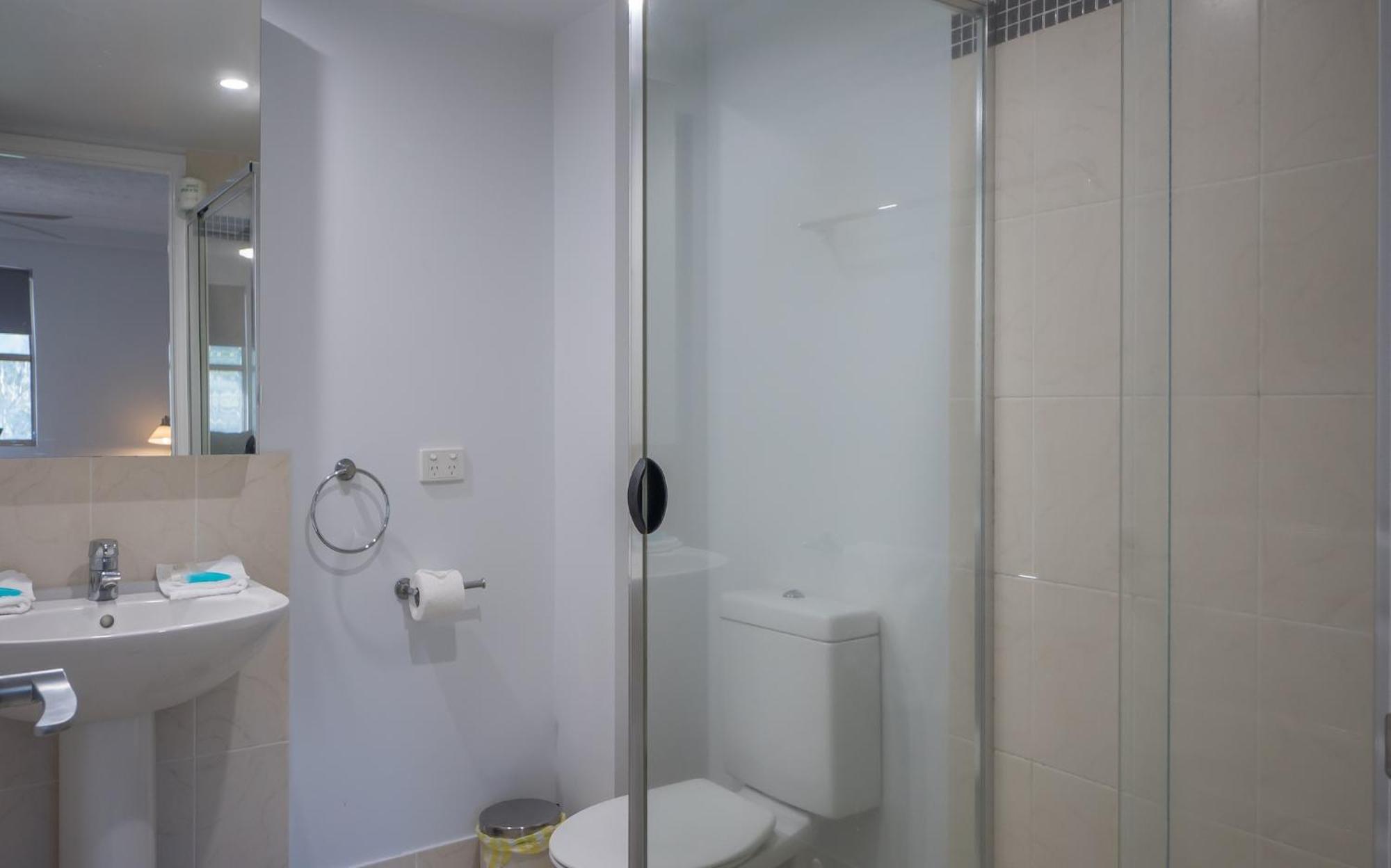 The Village Holiday Apartments At Burleigh Heads Гоулд Коуст Екстериор снимка