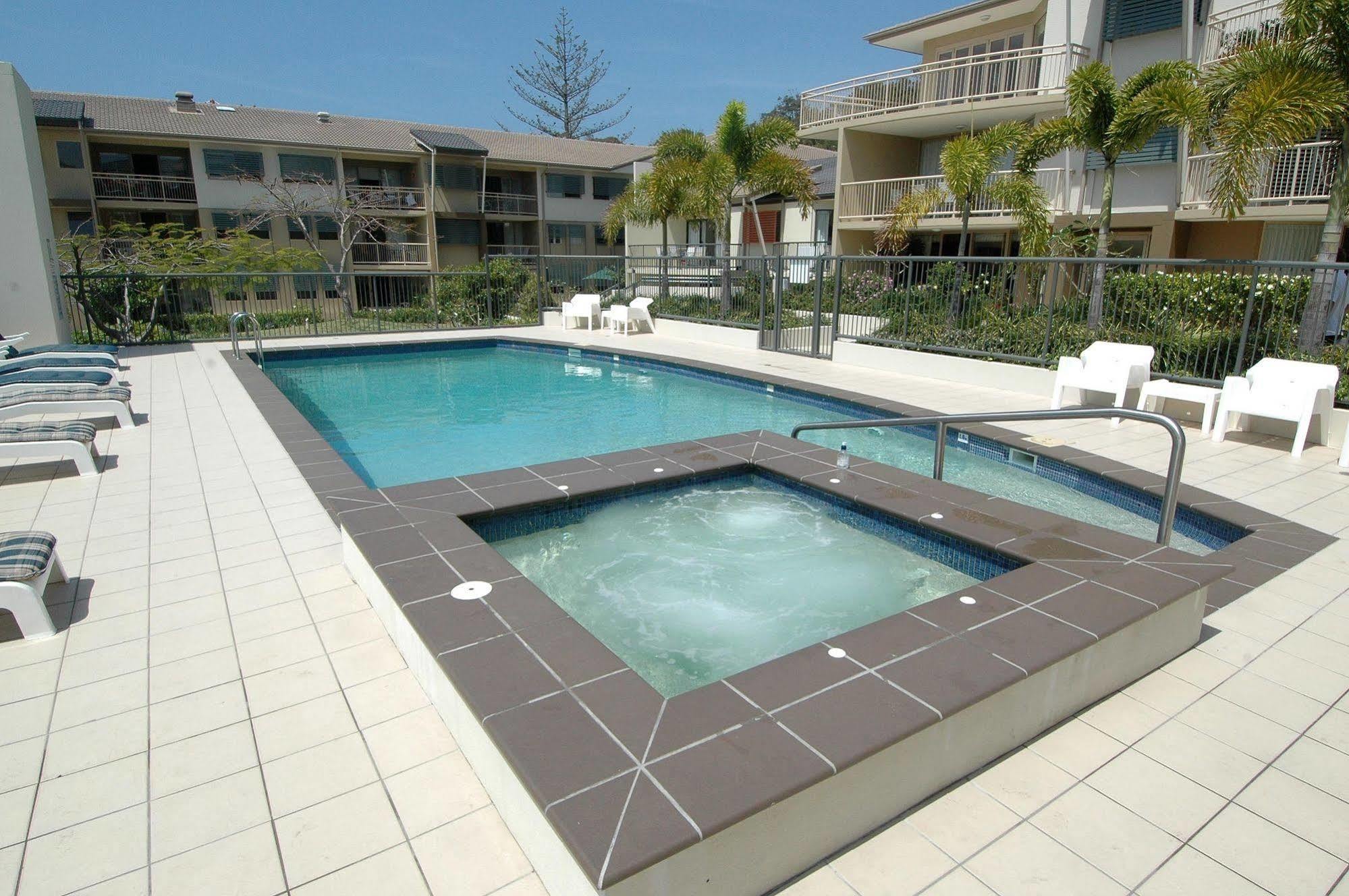 The Village Holiday Apartments At Burleigh Heads Гоулд Коуст Екстериор снимка
